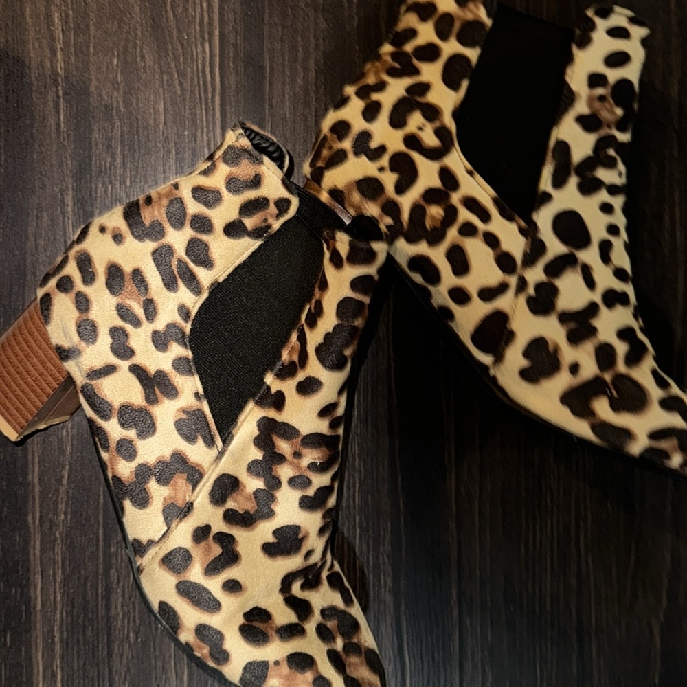 Lightly worn cheetah print chunky heel booties. Women’s size 8.